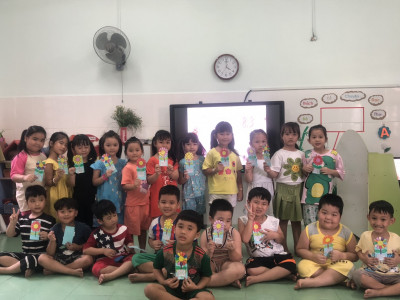 Hình trẻ làm thiệp 8 3