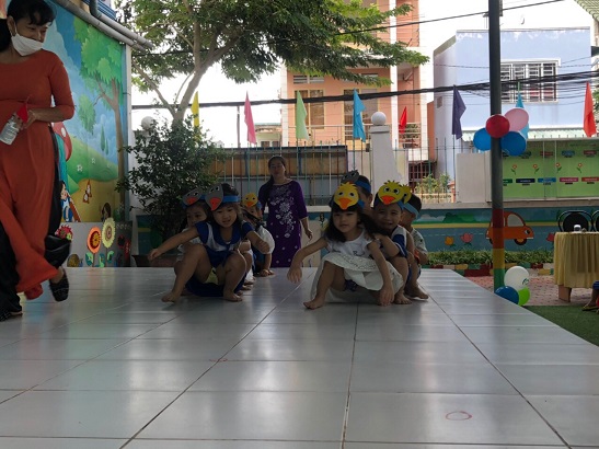 bé chơi trò chơi