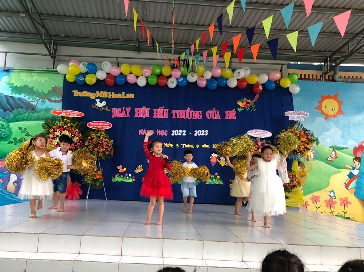 Bé múa hát ngày khai khảng