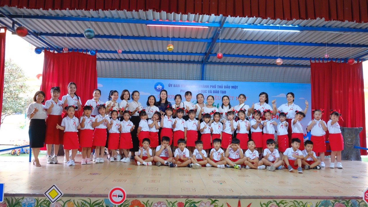 Hình hội thi bé vui an toàn giao thông