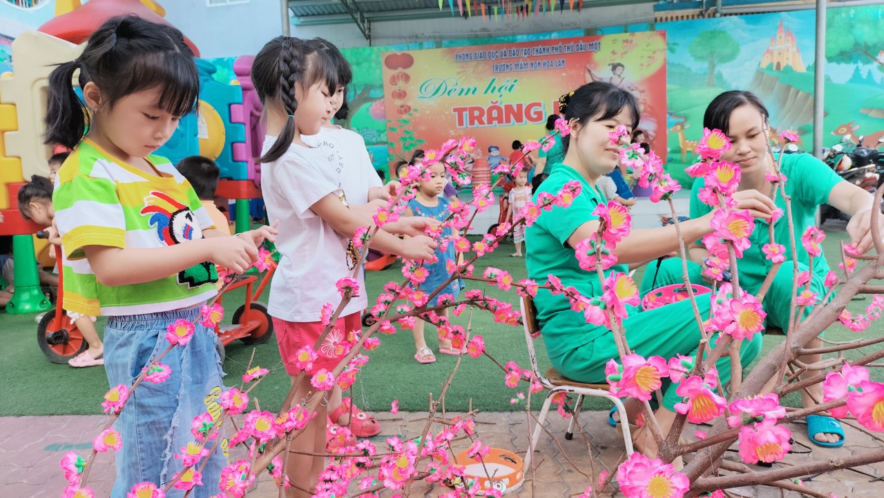 Hình ảnh cô và trẻ chuẩn bị đón xuân giáp  thìn